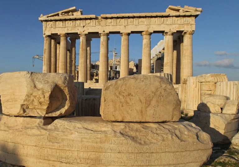 Ανέβηκαν στην Ακρόπολη κι έκαναν…καραγκιοζιλίκια – Δεν τους σταμάτησε κανείς (βίντεο)